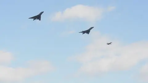 Bombowce B-1 nad morską armadą