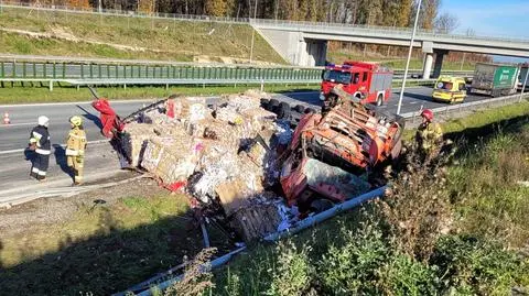 Bydgoszcz. Ciężarówka przewoziła makulaturę
