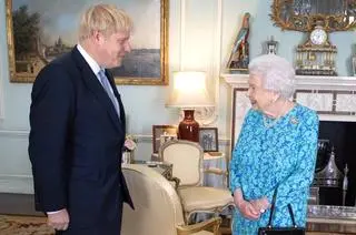 Królowa Elżbieta życzy powrotu do zdrowia Borisowi Johnsonowi (zdjęcie archiwalne)