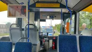 Zauważył idącego boso chłopca z psem. Zatrzymał autobus, zaopiekował się dzieckiem i wezwał policję