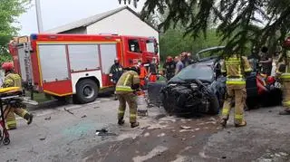 Kierowca i pasażerka zostali ciężko ranni