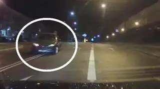 Auto przekroczyło podwójną ciągłą i wjechało na przeciwległy pas ruchu