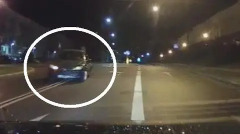 Auto przekroczyło podwójną ciągłą i wjechało na przeciwległy pas ruchu
