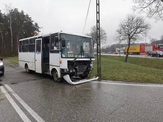 Zderzenie busa szkolnego z samochodem osobowym