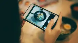 Właściciel restauracji tłumaczy zakaz korzystania z telefonów. "Klient przez cztery minuty nie zaczął jeść"