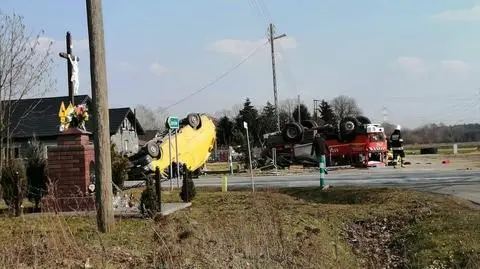 Jechali do pożaru, mieli wypadek. Wóz strażacki dachował