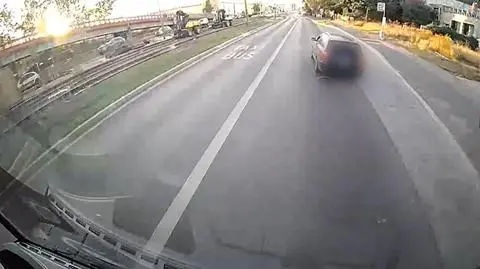 Auto jechało slalomem. Pasażer wysiadł z autobusu i dokonał obywatelskiego zatrzymania