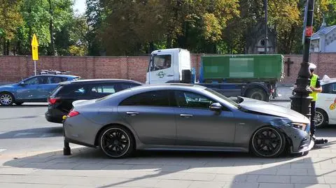 "Luksusowe auto uderzyło w latarnię"