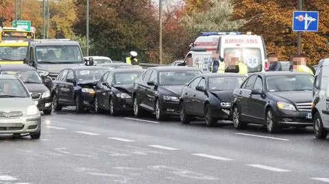 Karambol na Trasie Łazienkowskiej. Zderzyło się sześć samochodów