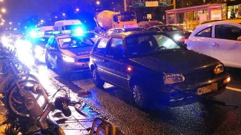 Zderzył się z drugim autem, uciekał. Policja: miał około trzech promili alkoholu i 30 tysięcy złotych w gotówce 