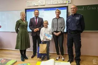 Gratulowali mu komendant policji i wicestarosta