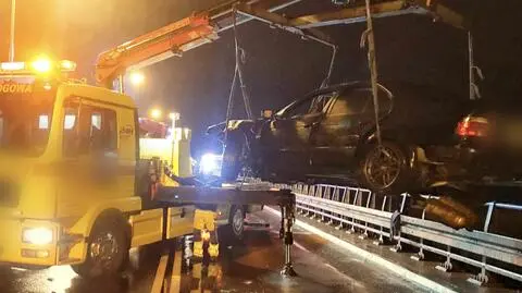 Nastolatek podczas wyprzedzania wjechał w inne auto. 55-latek zginął na miejscu, jego syn zmarł w szpitalu