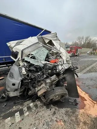 Zderzenie busa z dwiema ciężarówkami