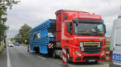 Ładunek był tak szeroki, że zablokował drogę