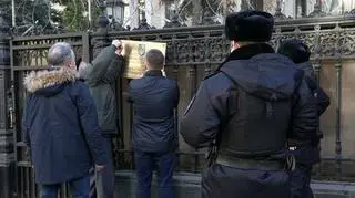 Demontaż tablicy na płocie ukraińskiej ambasady