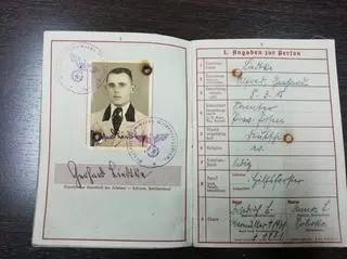 Gerhard Liedtke pozostawił między innymi mapy, mundur, czapkę