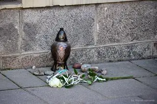 Przy odsłoniętej tablicy zapłonęły znicze