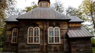 Ksiądz zbiera pieniądze na remont elewacji kościoła w Starym Bublu (zdjęcie z 31 sierpnia 2021 roku)