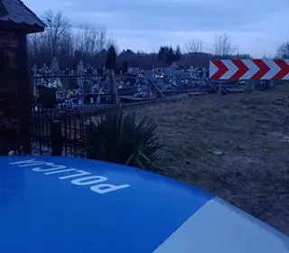 Kierowca stracił panowanie i wjechał w ogrodzenie cmentarza