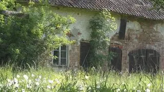 Żywkowo. Popękane ściany. Część zabudowań nadaje się tylko do rozbiórki