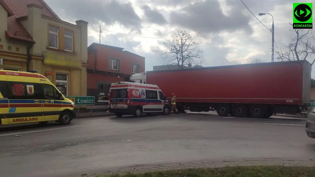 Ciężarówka wjechała w budynek