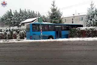W Siedliskach (powiat zamojski) autobus wpadł w poślizg, uderzył w bok ciężarówki, zjechał z drogi i staranował ogrodzenie