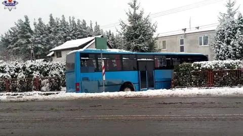 W Siedliskach (powiat zamojski) autobusu wpadł w poślizg, uderzył w bok ciężarówki, zjechał z drogi i staranował ogrodzenie