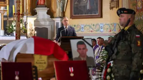 "Tu spoczywa żołnierz polski, obrońca Ojczyzny". Syreny zawyły w całym kraju