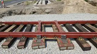 Przy ul. Legionów w Toruniu tory tramwajowe skrzyżują się z linią kolejową