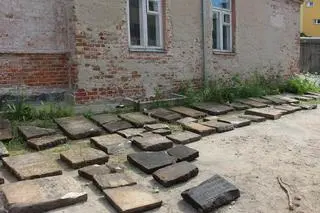 Wydobyto około 70 fragmentów macew