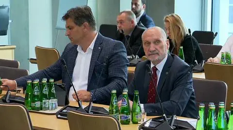 Poseł Antoni Macierewicz na posiedzeniu sejmowej komisji obrony