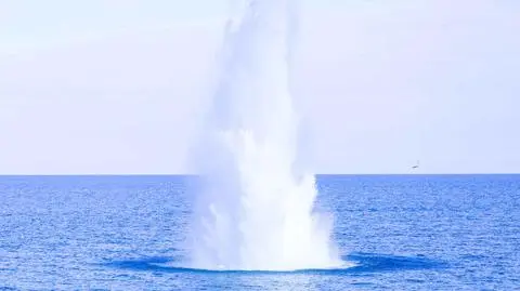 Detonacja miny podwodnej z czasów II wojny światowej