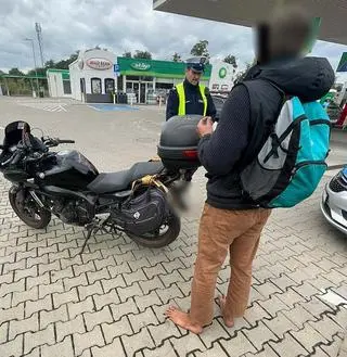 Jechał bez kasku i boso. Nie miał uprawnień do kierowania motocyklem