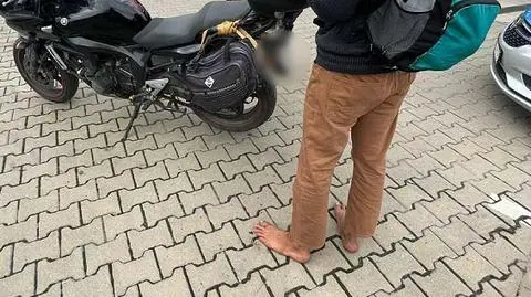 Jechał boso i bez kasku, miał ptasie pióra i głośnik. "Taki styl bycia"