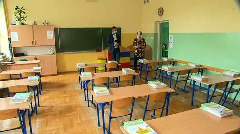 Rozstawiają stoliki w stołówce, klawiatury oklejają folią, montują plastikowe parawany. Przygotowania do roku szkolnego
