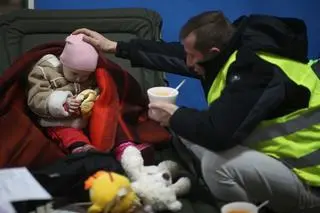 Stacja w Olkuszu. Przyjazd pociągu z uchodźcami z Ukrainy