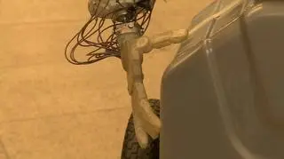 Robot podaje rękę