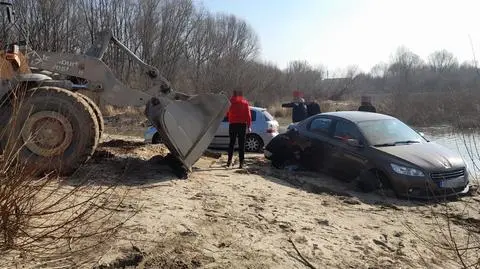 Auta utknęły na plaży po praskiej stronie Wisły