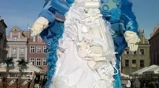 Plastikowa instalacja na Starym Rynku 