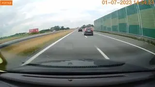Niebezpieczne manewry na A1. Najpierw wyprzedził z prawego pasa, potem tamował drogę