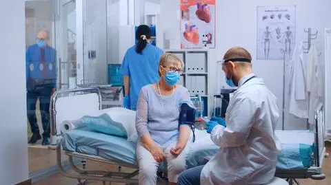 lekarz pacjent szpital maski maska koronawirus covid shutterstock_1797856672