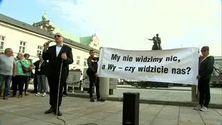 Protest niewidomych i słabo widzących przed Pałacem Prezydenckim