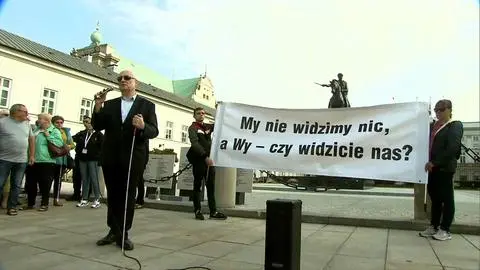 Protest niewidomych i słabo widzących przed Pałacem Prezydenckim