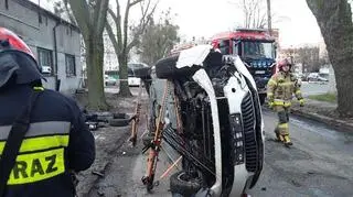 Jechał poboczem, uderzył w drzewo, przewrócił się na bok i doprowadził do zderzenia z busem