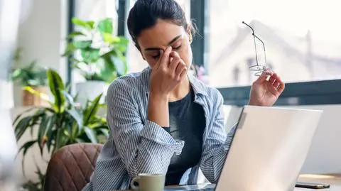 praca biuro zmeczneie laptop komputer shutterstock_2296399195