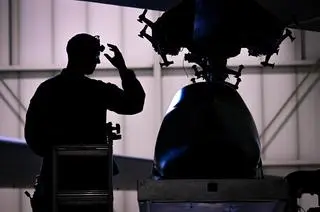 Pocisk manewrujący JASSM podwieszony pod skrzydłem samolotu