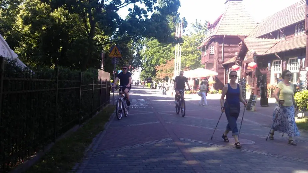 Rowerzyści na ścieżce w Sopocie