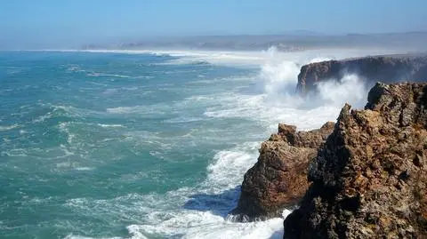 Fale u wybrzeży Algarve, Portugalia