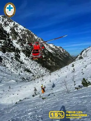 Ewakuacja narciarki skiturowej z urazem nogi z Doliny Roztoki