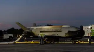Amerykański bezzałogowy statek kosmiczny X-37B po lądowaniu w Kennedy Space Center, 27 października 2019 roku